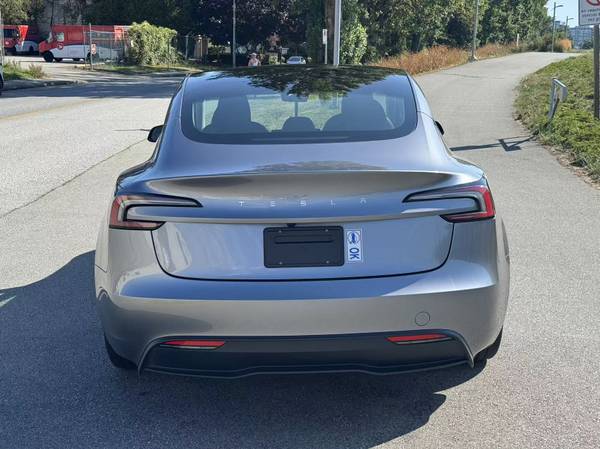 2024 Tesla, Import Kanada — Foto 5 z 12