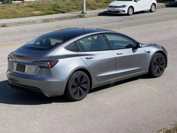 2024 Tesla, Import Kanada — Foto 6 z 12