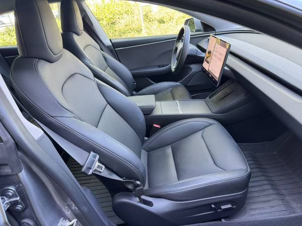 2024 Tesla, Import Kanada — Foto 7 z 12