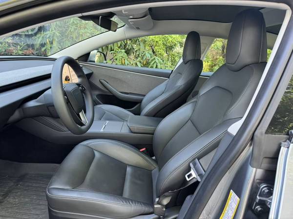 2024 Tesla, Import Kanada — Foto 8 z 12