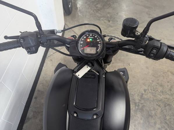 2022 Indian, schwarz, Import USA — Foto 11 z 12