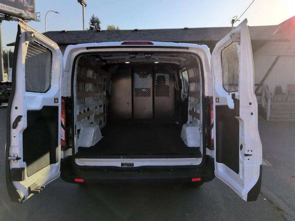 2025 Ford, Import USA — Foto 5 z 6