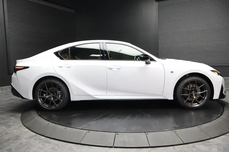 2026 Lexus IS F SPORT DESIGN, weiß, 90 km, Import Kanada — Foto 8 z 12