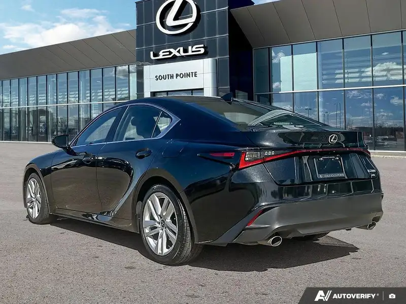 2024 Lexus IS 300 Premium AWD, schwarz, 43.765 km, Import Kanada — Foto 4 z 12