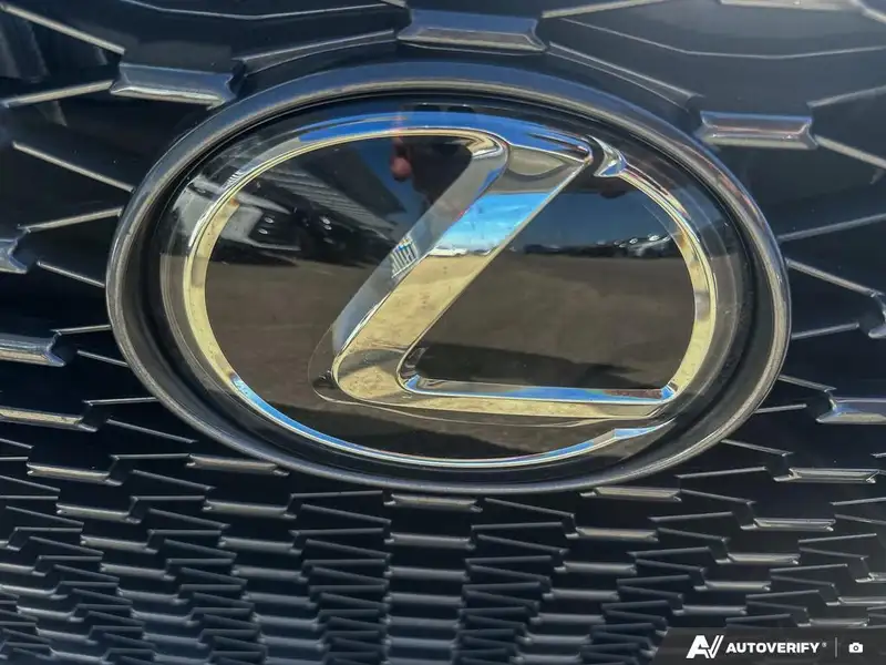 2024 Lexus IS 300 Premium AWD, schwarz, 43.765 km, Import Kanada — Foto 9 z 12