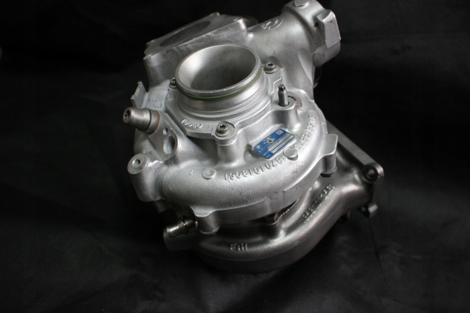 Turbo 18589700007 — BMW X3 3.0, Auf Lager in der EU — Foto 1