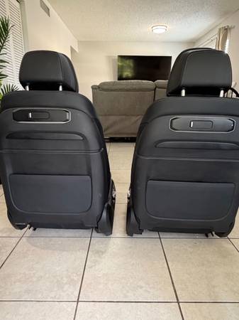 Sedačky — Seat, schwarz, Import USA — Foto 2 z 8