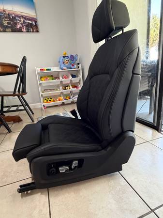 Sedačky — Seat, schwarz, Import USA — Foto 6 z 8