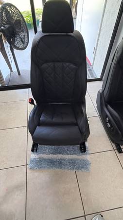 Sedačky — Seat, schwarz, Import USA — Foto 8 z 8