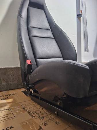 Sedačky — Porsche Panamera, schwarz, Import USA — Foto 7 z 12