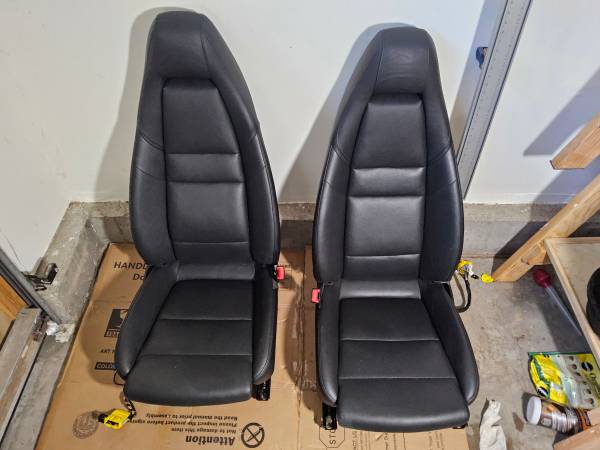 Sedačky — Seat, schwarz, Import USA — Foto 1 z 12 Sedačky — Seat, schwarz, Import USA — Foto 1 z 12