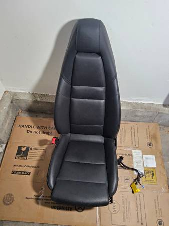 Sedačky — Seat, schwarz, Import USA — Foto 2 z 12