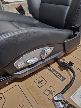 Sedačky — Seat, schwarz, Import USA — Foto 6 z 12