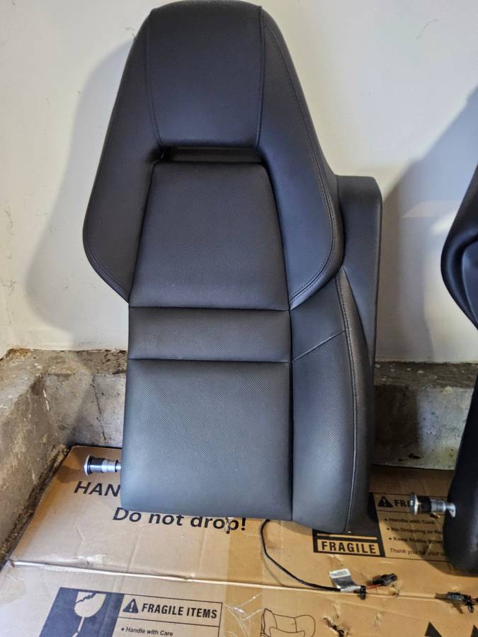 Sedačky — Seat, schwarz, Import USA — Foto 12 z 12