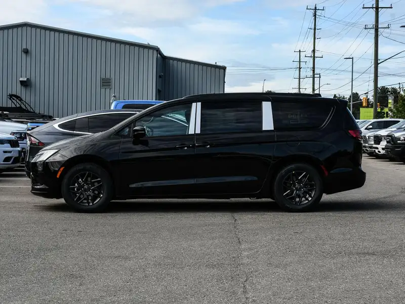 2027 Chrysler Pacifica Select, schwarz, 0 km, Import Kanada — Foto 3 z 12