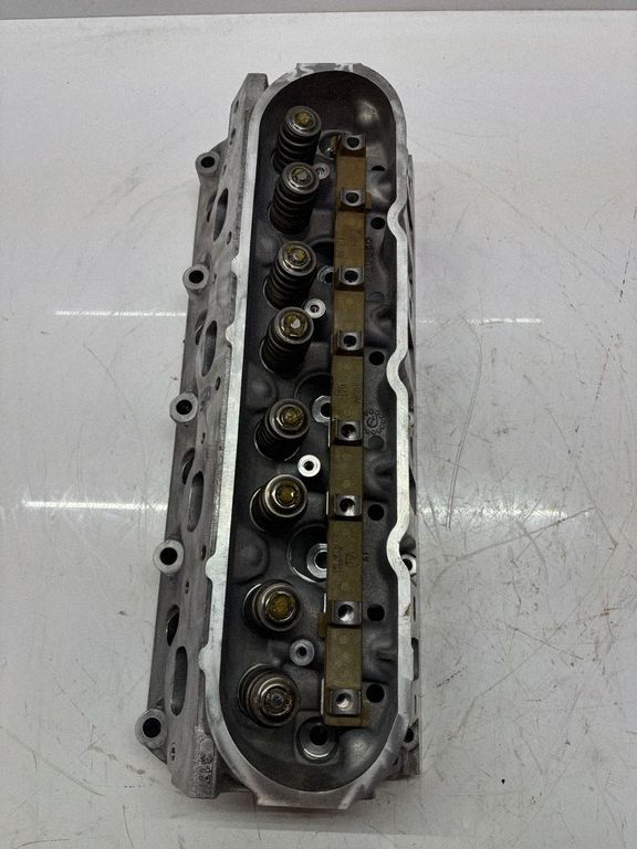 Cadillac Escalade Engine head, Auf Lager in der EU — Foto 1