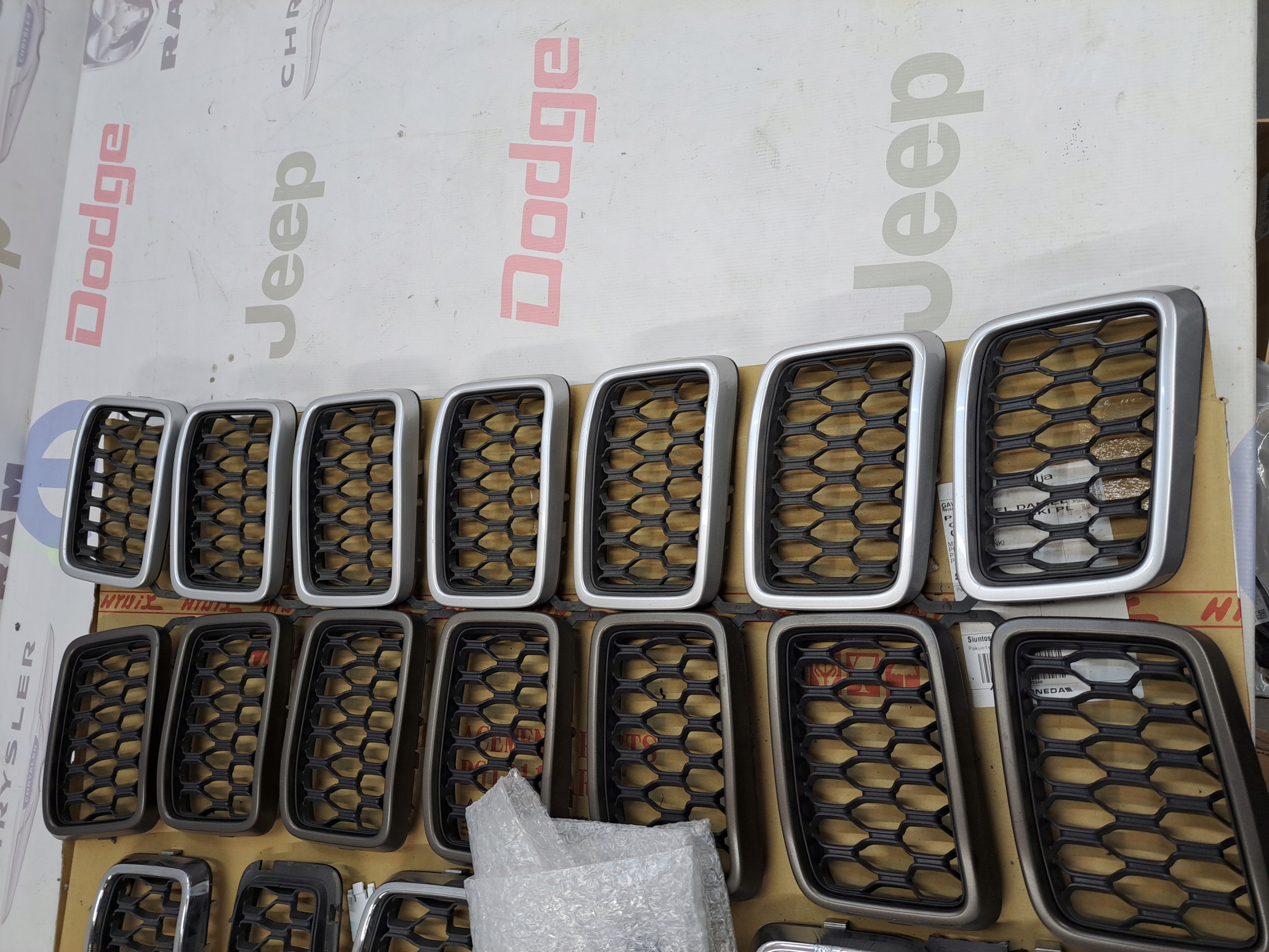 OEM komponent — Jeep Cherokee, Auf Lager in der EU — Foto 1