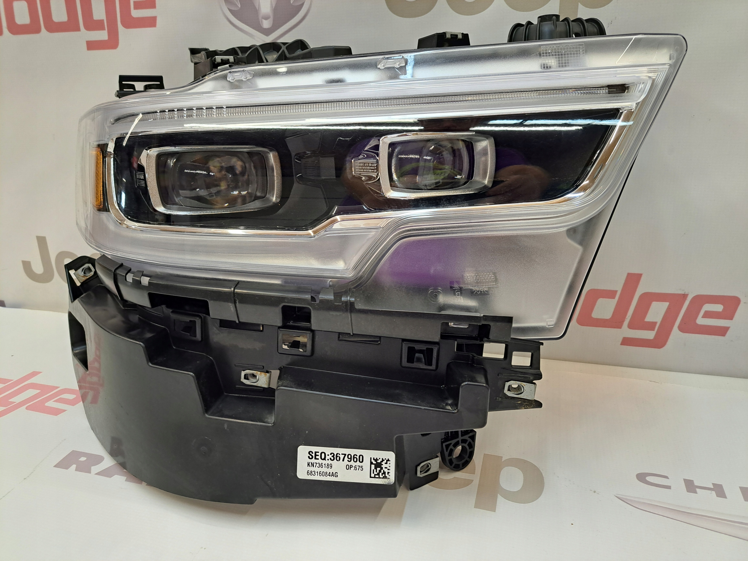 Světlomet — Dodge, Auf Lager in der EU — Foto 1