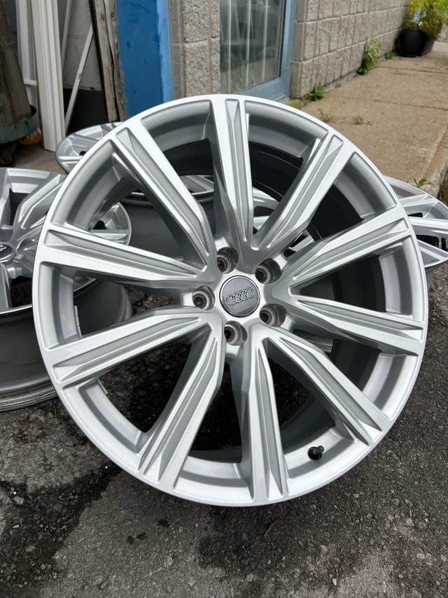 Kola — Audi Q8, Import Kanada — Foto 1