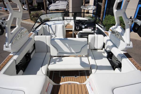 2019 Nautique, Import USA — Foto 11 z 12
