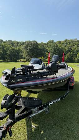 2011 Nitro, Import USA — Foto 3 z 12