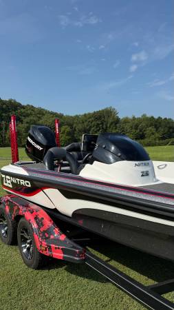 2011 Nitro, Import USA — Foto 5 z 12