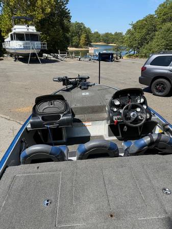 2011 Nitro, Import USA — Foto 3 z 5