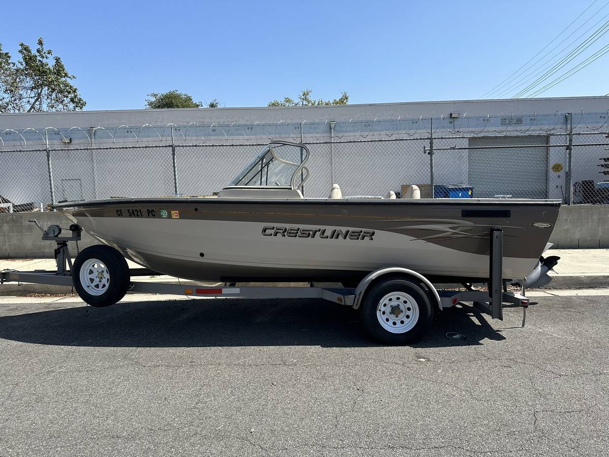 2002 Crestliner, Import USA — Foto 2 z 12