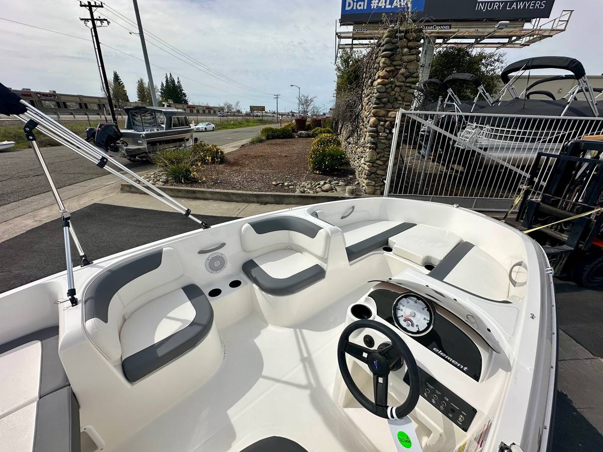 2025 Bayliner, Import USA — Foto 8 z 12