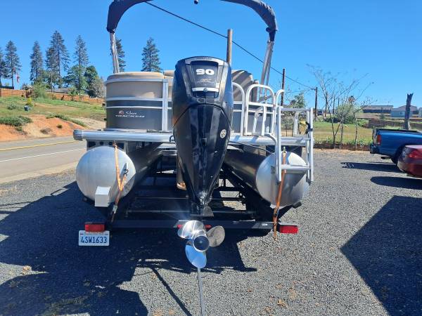 2020 Sun Tracker, Import USA — Foto 2 z 4