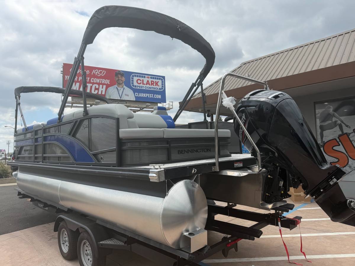 2026 Bennington, Import USA — Foto 9 z 12