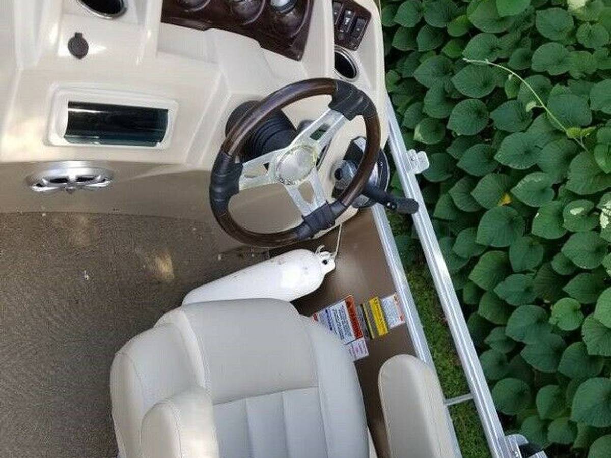 2014 Bennington, Import USA — Foto 5 z 5