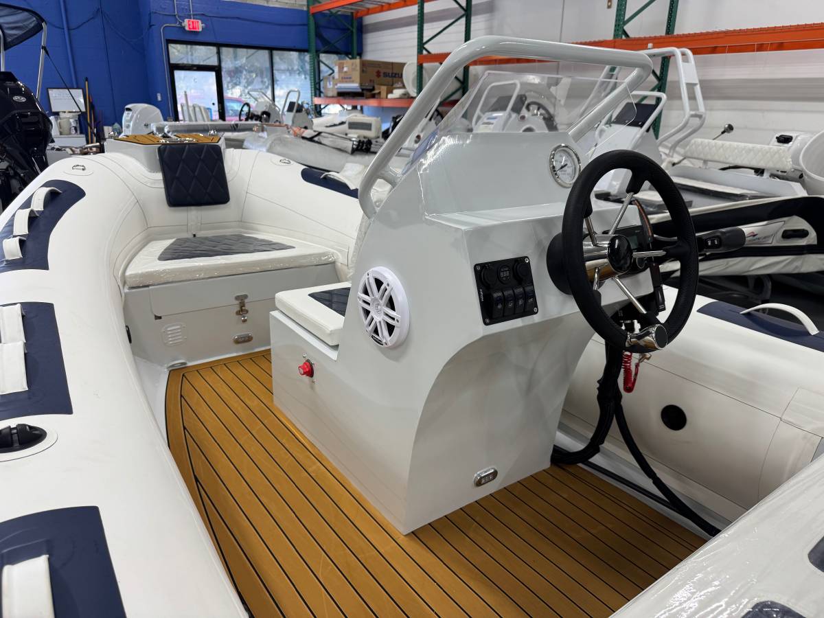 Boston Whaler, Import USA — Foto 5 z 11