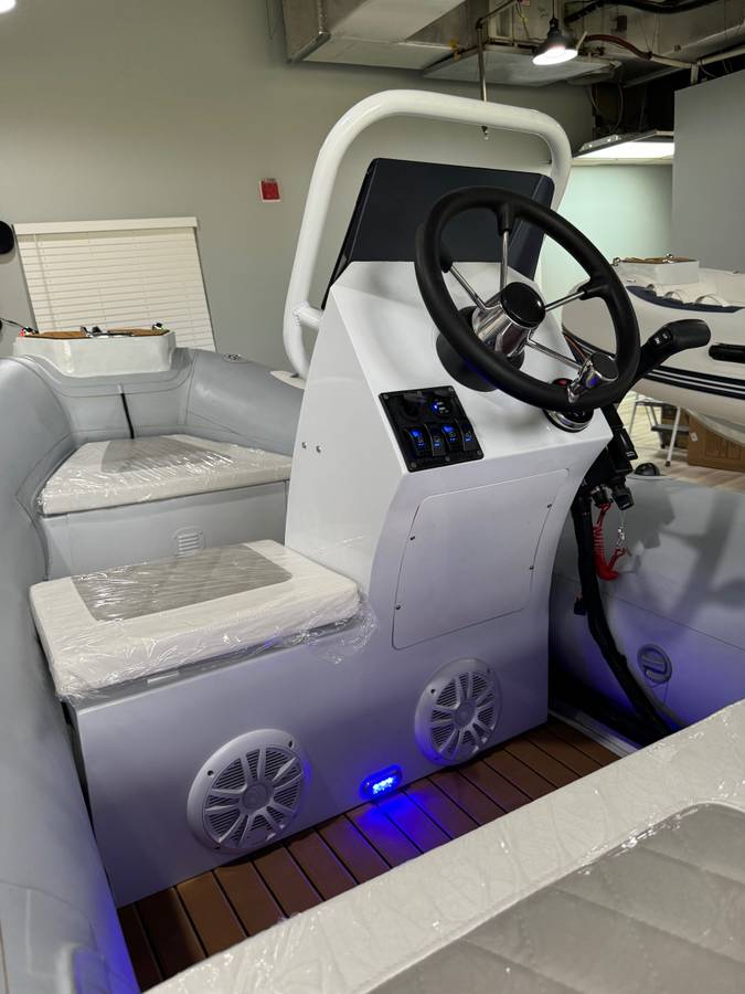 Boston Whaler, Import USA — Foto 12 z 12