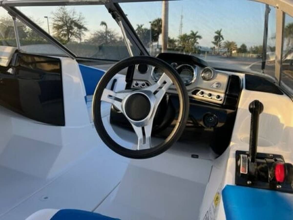 2011 Sea-Doo, Import USA — Foto 5 z 7