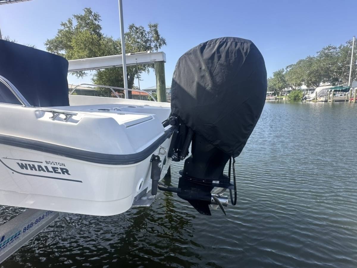 2012 Boston Whaler, Import USA — Foto 6 z 8