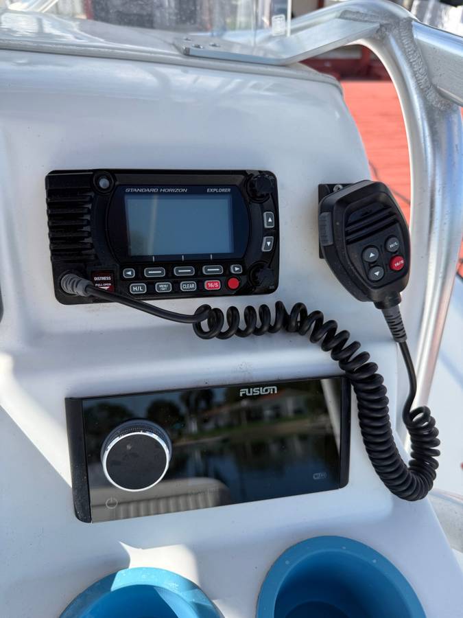 2001 Boston Whaler, Import USA — Foto 10 z 12