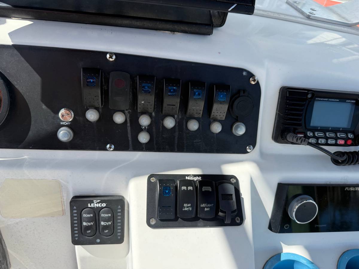 2001 Boston Whaler, Import USA — Foto 9 z 12