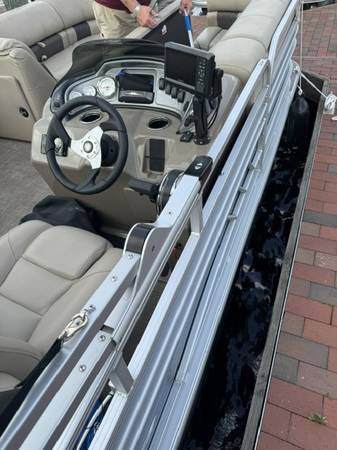 2023 Sun Tracker, Import USA — Foto 3 z 6
