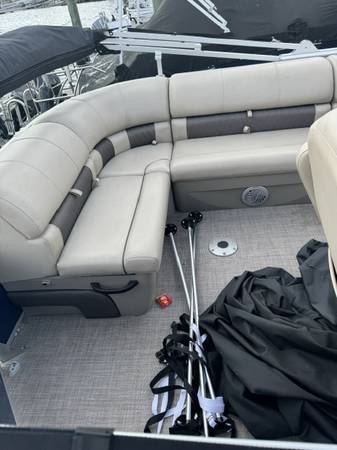 2023 Sun Tracker, Import USA — Foto 4 z 6