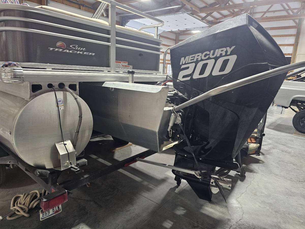 2023 Sun Tracker, Import USA — Foto 1