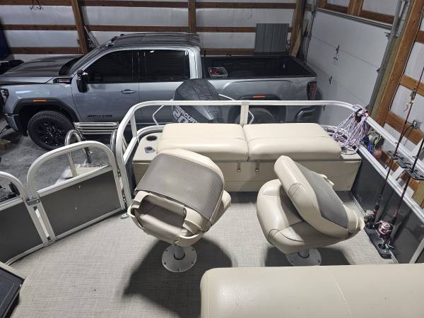 2023 Sun Tracker, Import USA — Foto 11 z 12