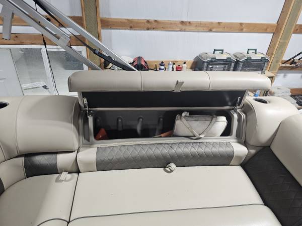 2023 Sun Tracker, Import USA — Foto 8 z 12