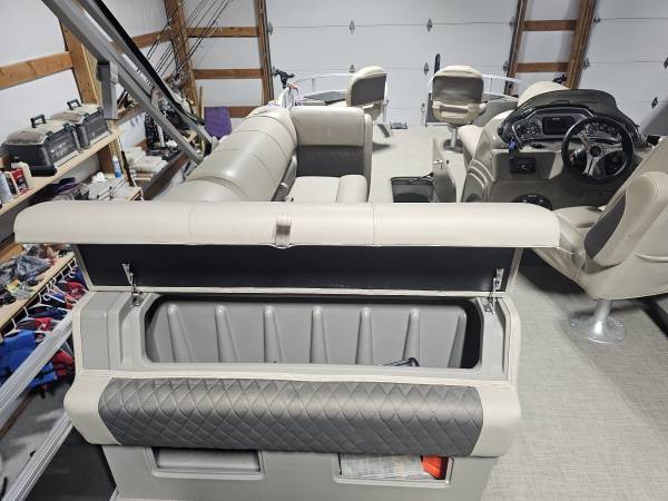 2023 Sun Tracker, Import USA — Foto 9 z 12