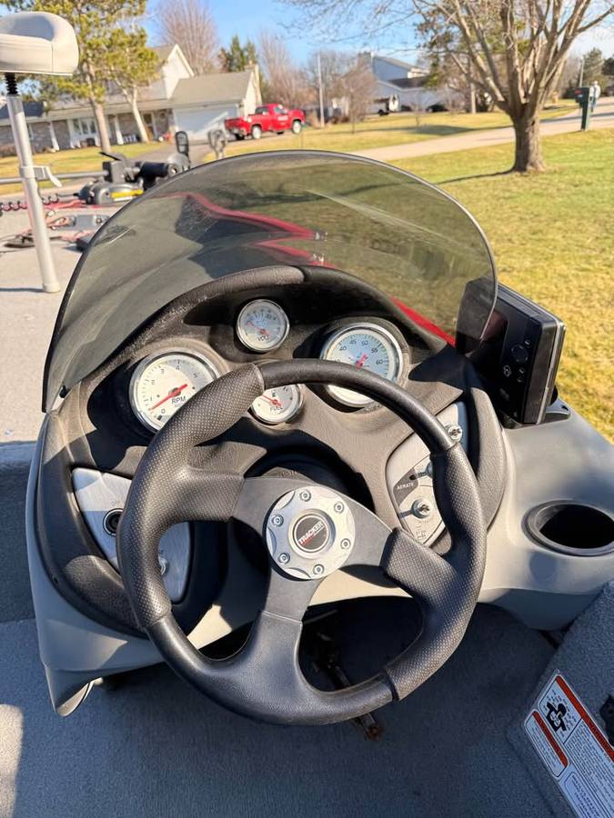 2011 Tracker, Import USA — Foto 3 z 12