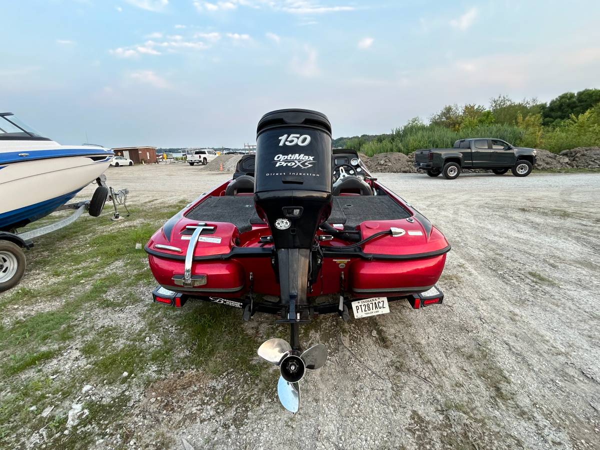 2011 Nitro, Import USA — Foto 2 z 8