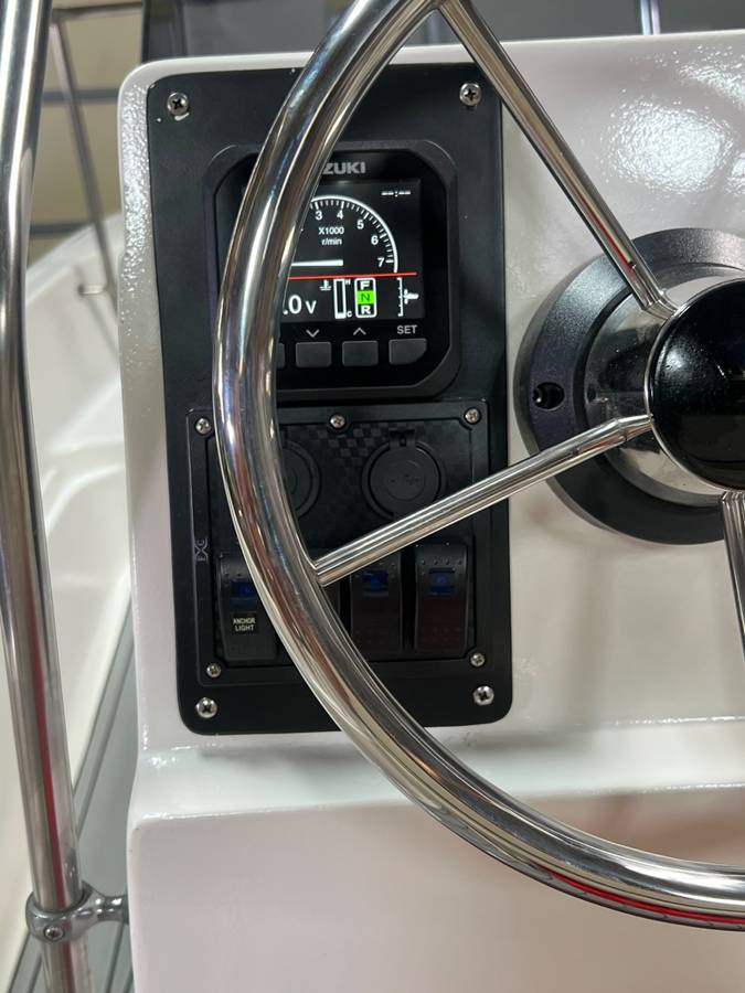 1985 Boston Whaler, Import USA — Foto 8 z 11