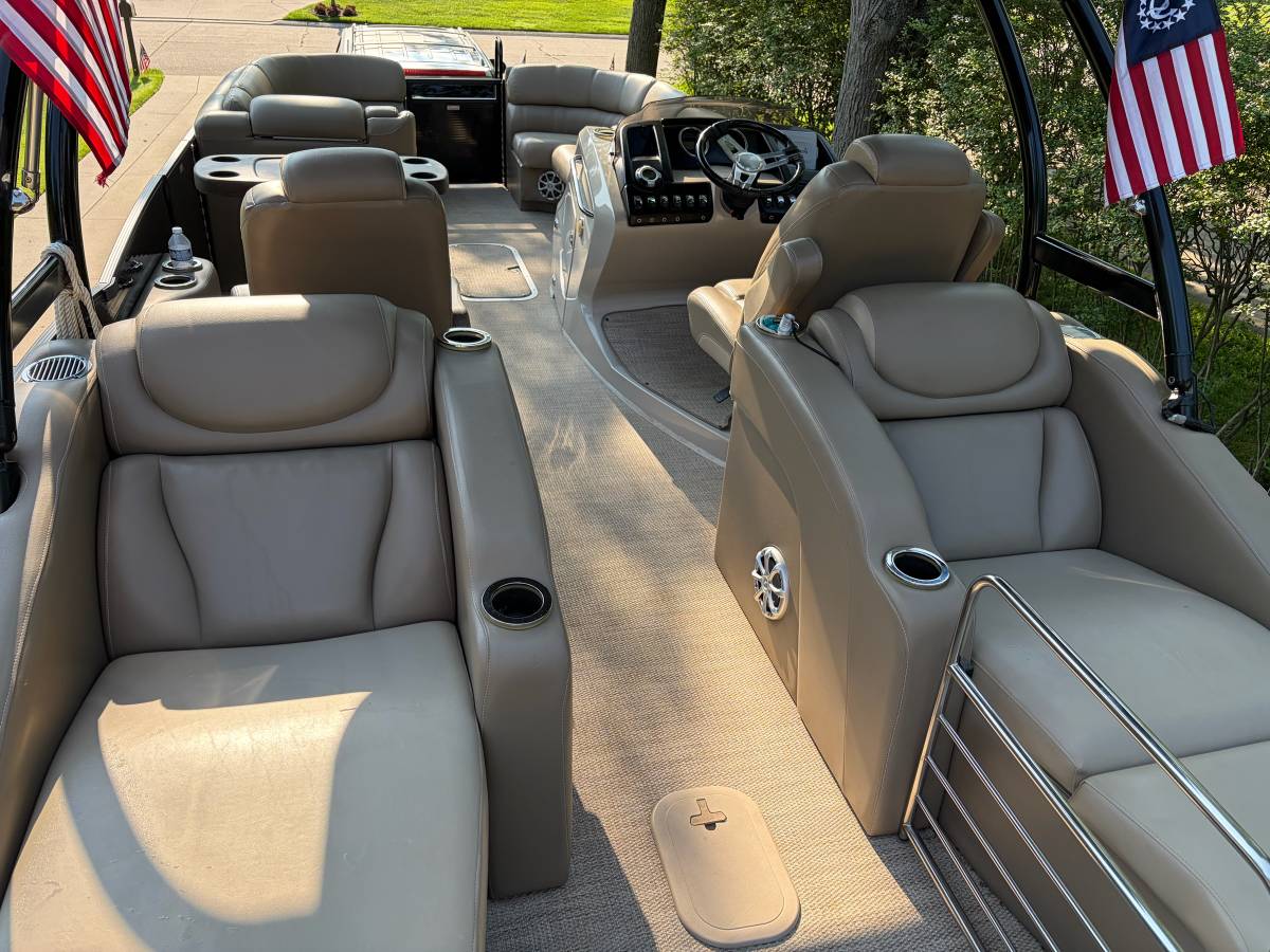2014 Bennington, Import USA — Foto 6 z 11