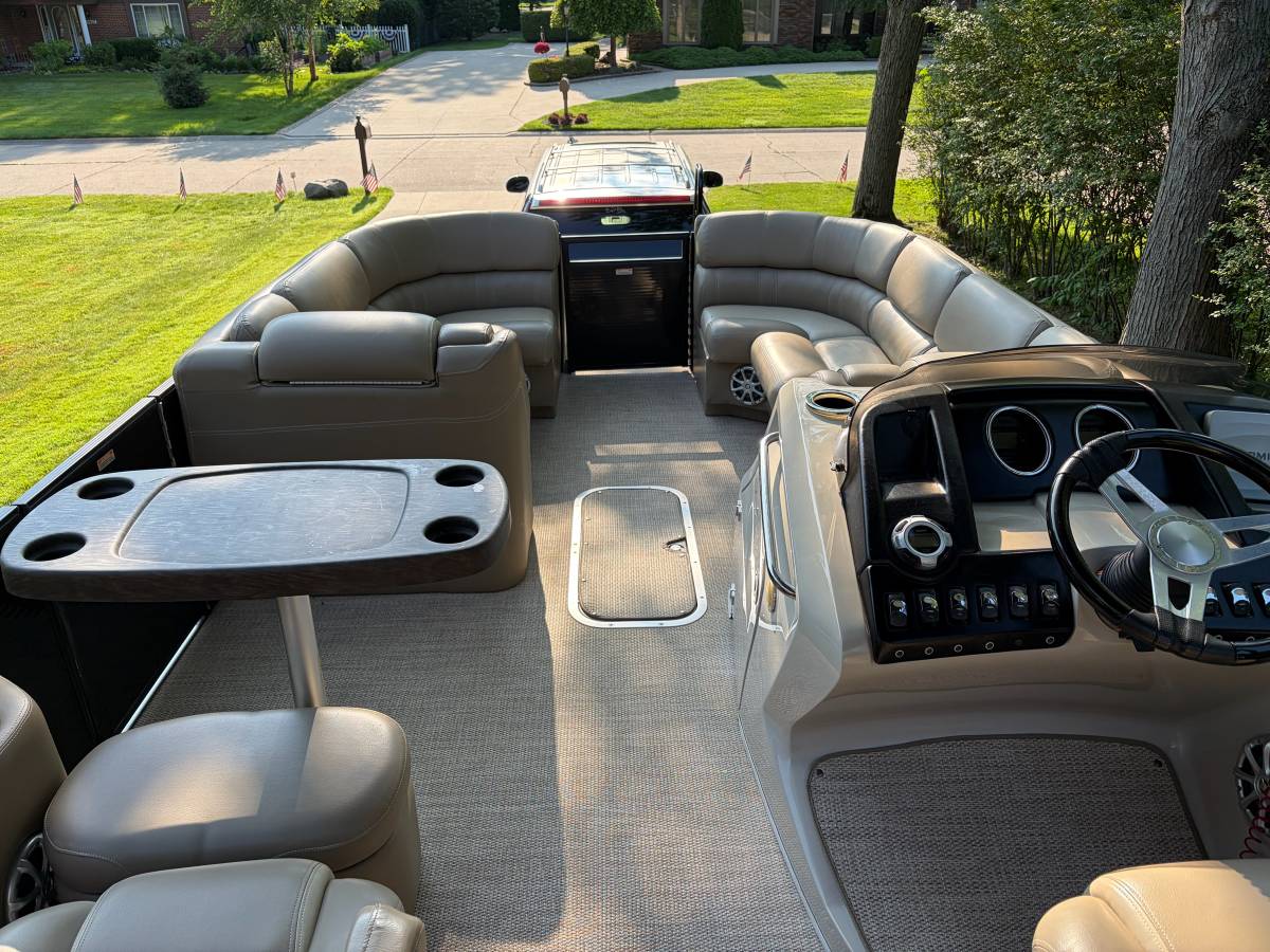 2014 Bennington, Import USA — Foto 7 z 11