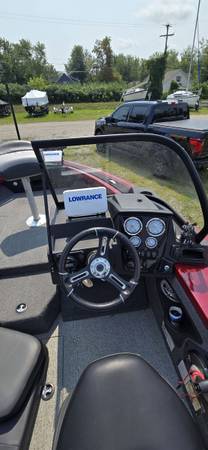 2023 Tracker, Import USA — Foto 4 z 8